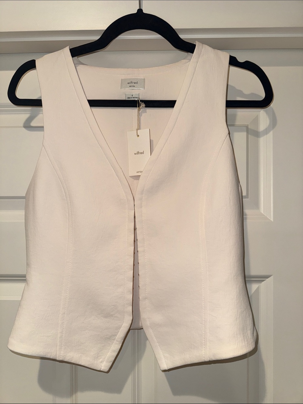 Aritzia Wilfred Cream V-Neck Structured Sleeveless Top